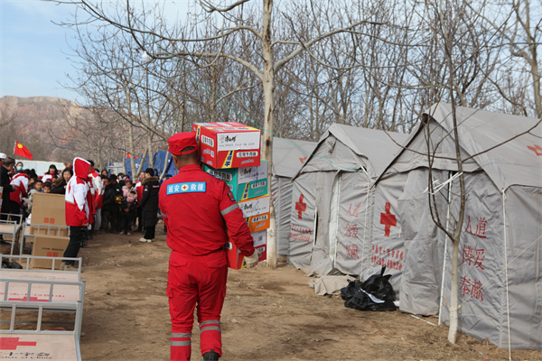 陕西红十字救援队在四堡子村发放物资.jpg