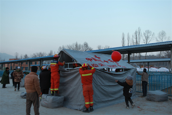 12.21 大河家克新民村安置点 搭帐篷 (1).jpg