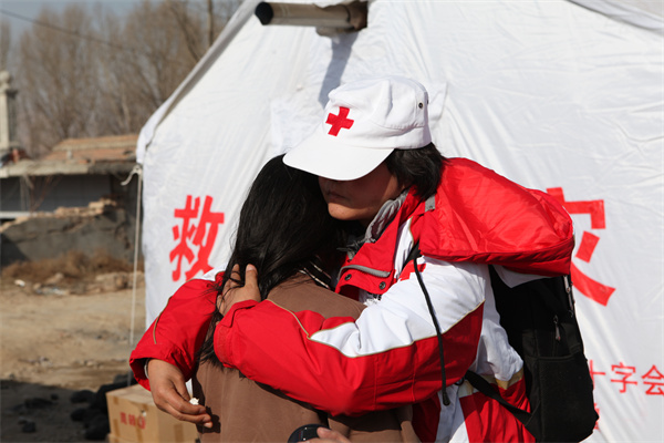 克新民村安置点 甘肃、宁夏红十字心理救援队.jpg