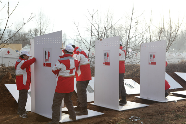 中国红十字（新疆）大众卫生救援队在金田村安置点搭建应急厕所1.jpg