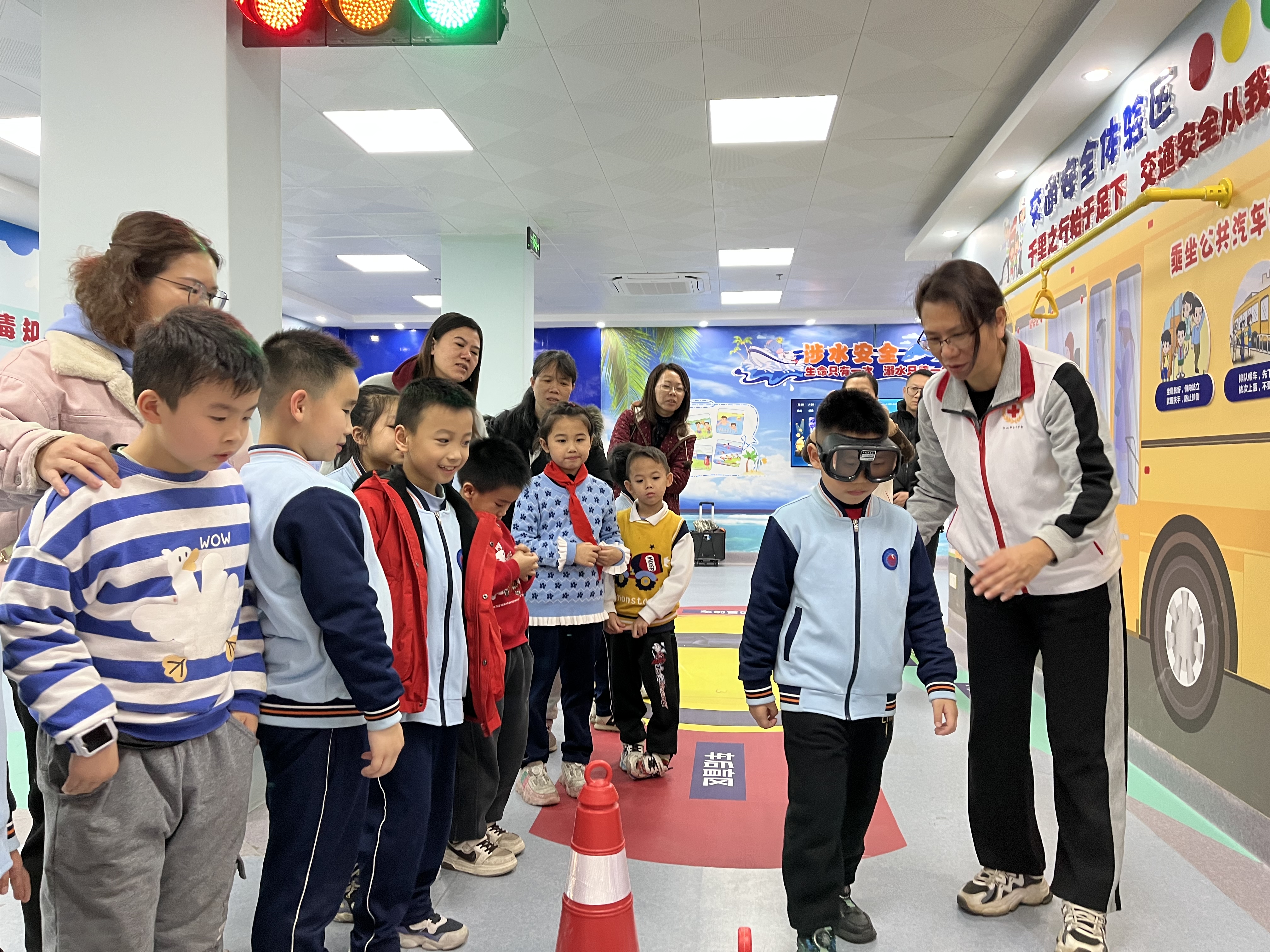 3月10日,来自广东省台山市第二小学二(2)班的小朋友们牵着爸爸妈妈的