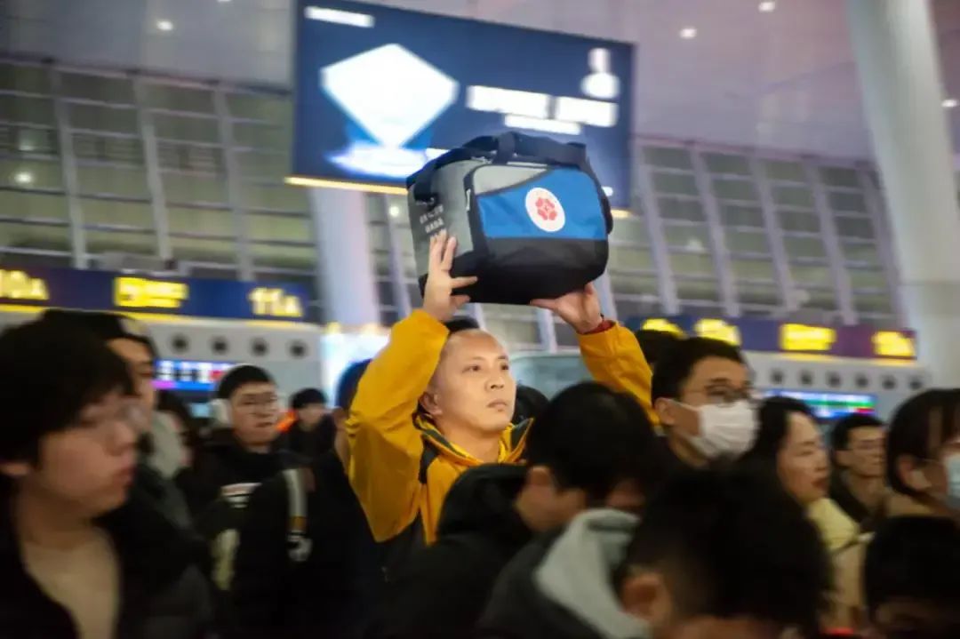 图7 手举运送箱.jpg 图7 手举运送箱.jpg