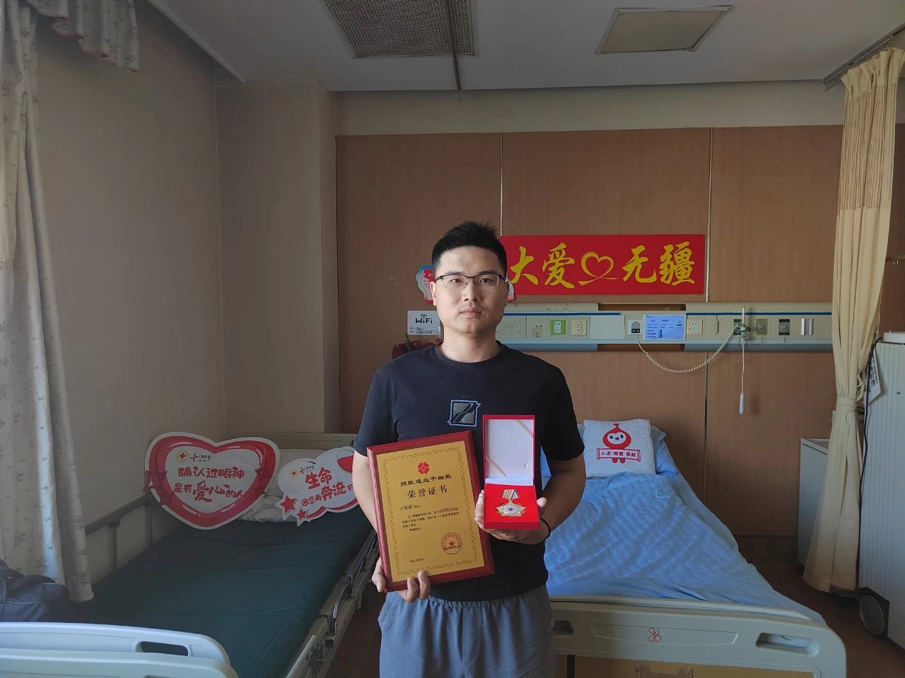 图1 小尹手拿荣誉证书照片.jpeg