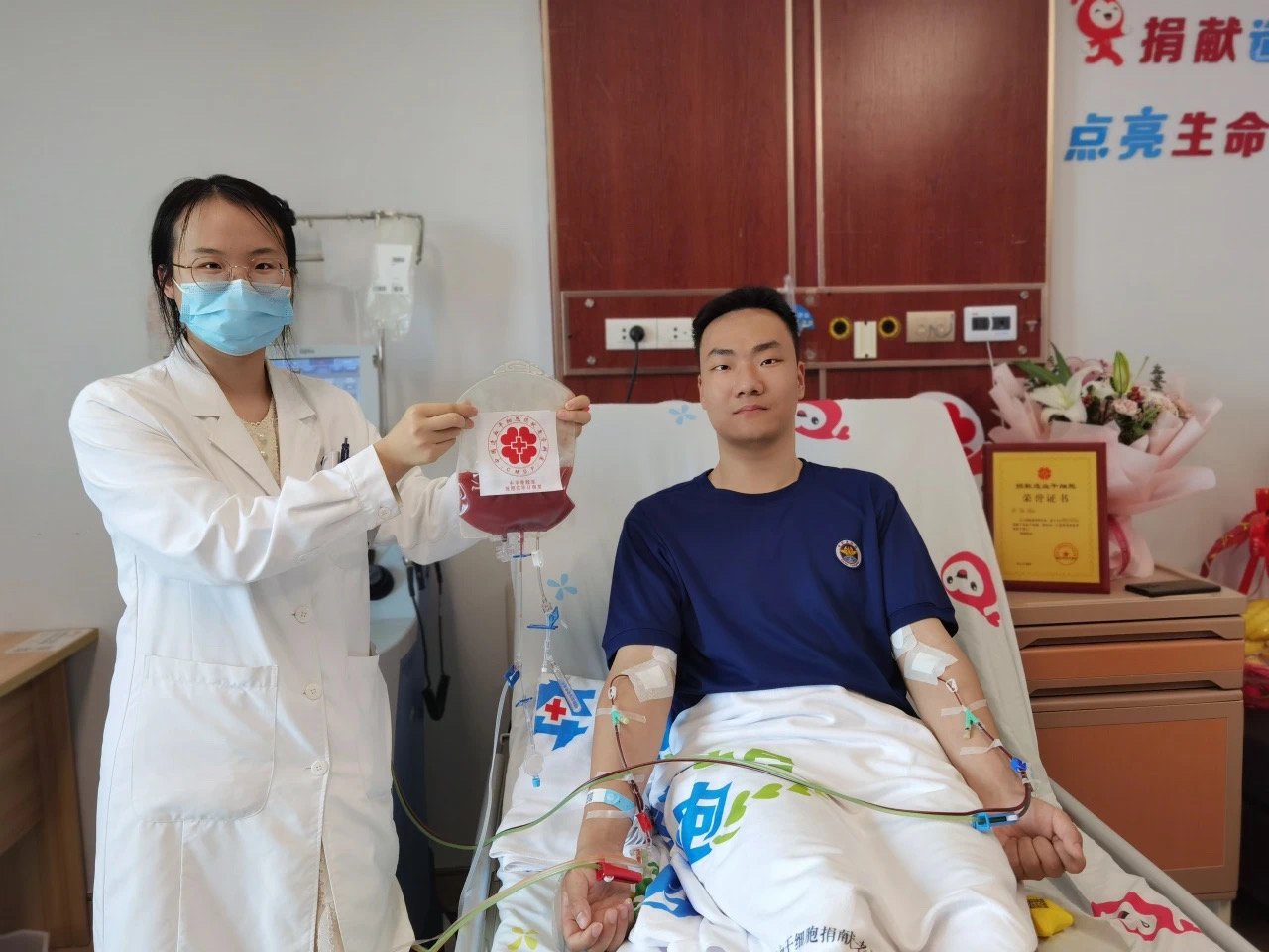 图4 小严采集造血干细胞照片.jpeg