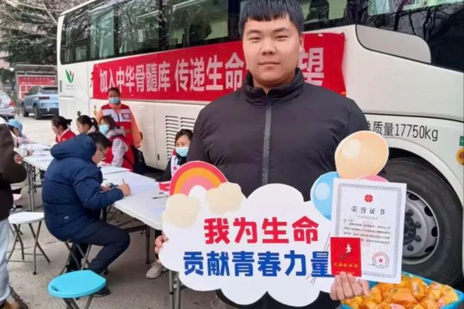 图3 佳伟参加无偿献血照片.jpg