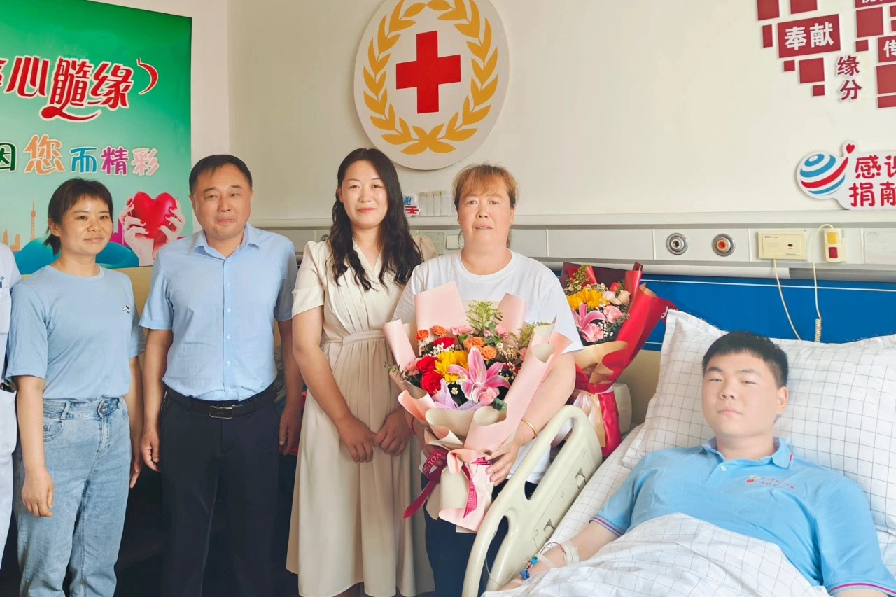 图5  家人陪伴佳伟捐献照片.jpg