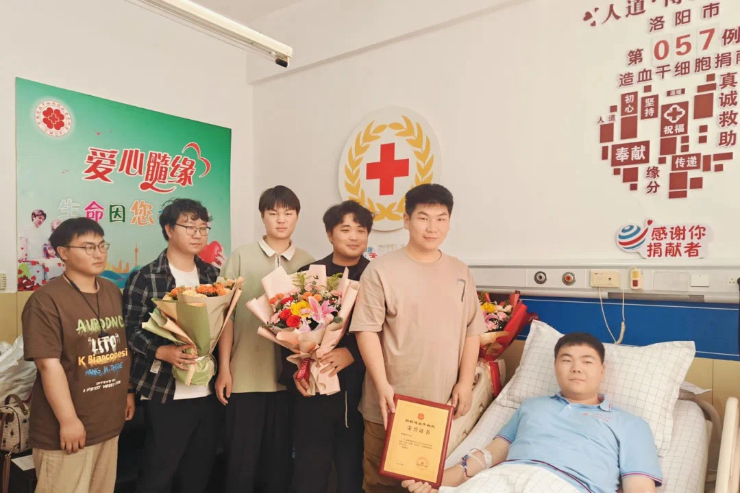 图6  同学陪伴佳伟捐献照片.jpg