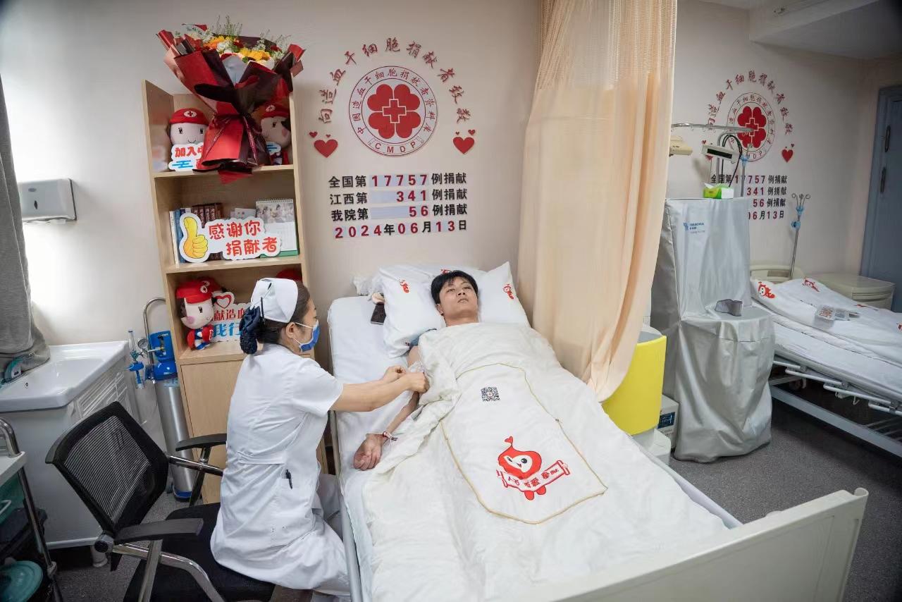 图2 小谢同学在采集造血干细胞照片.jpg