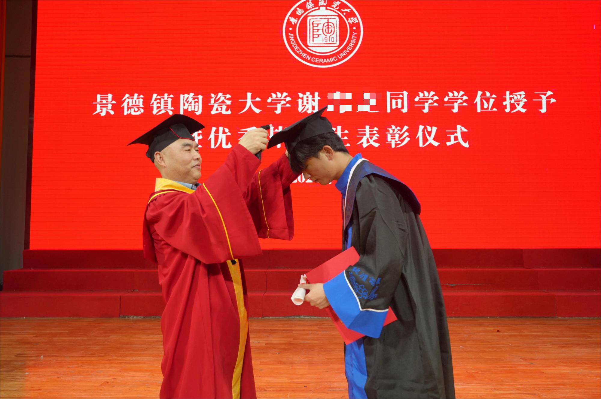图3 副校长为小谢同学拨穗正冠照片.jpg