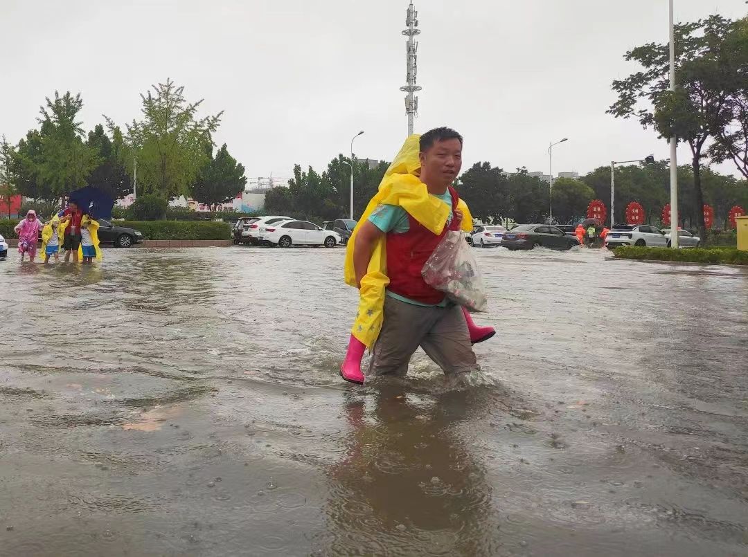 图5 参加志愿活动照片.jpeg