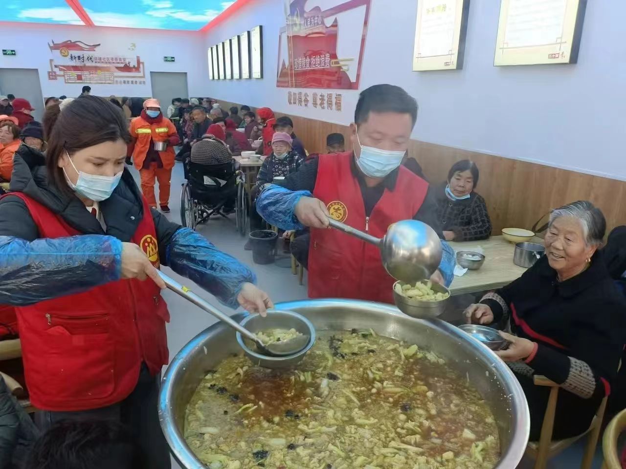 图6 参加志愿活动照片.jpeg