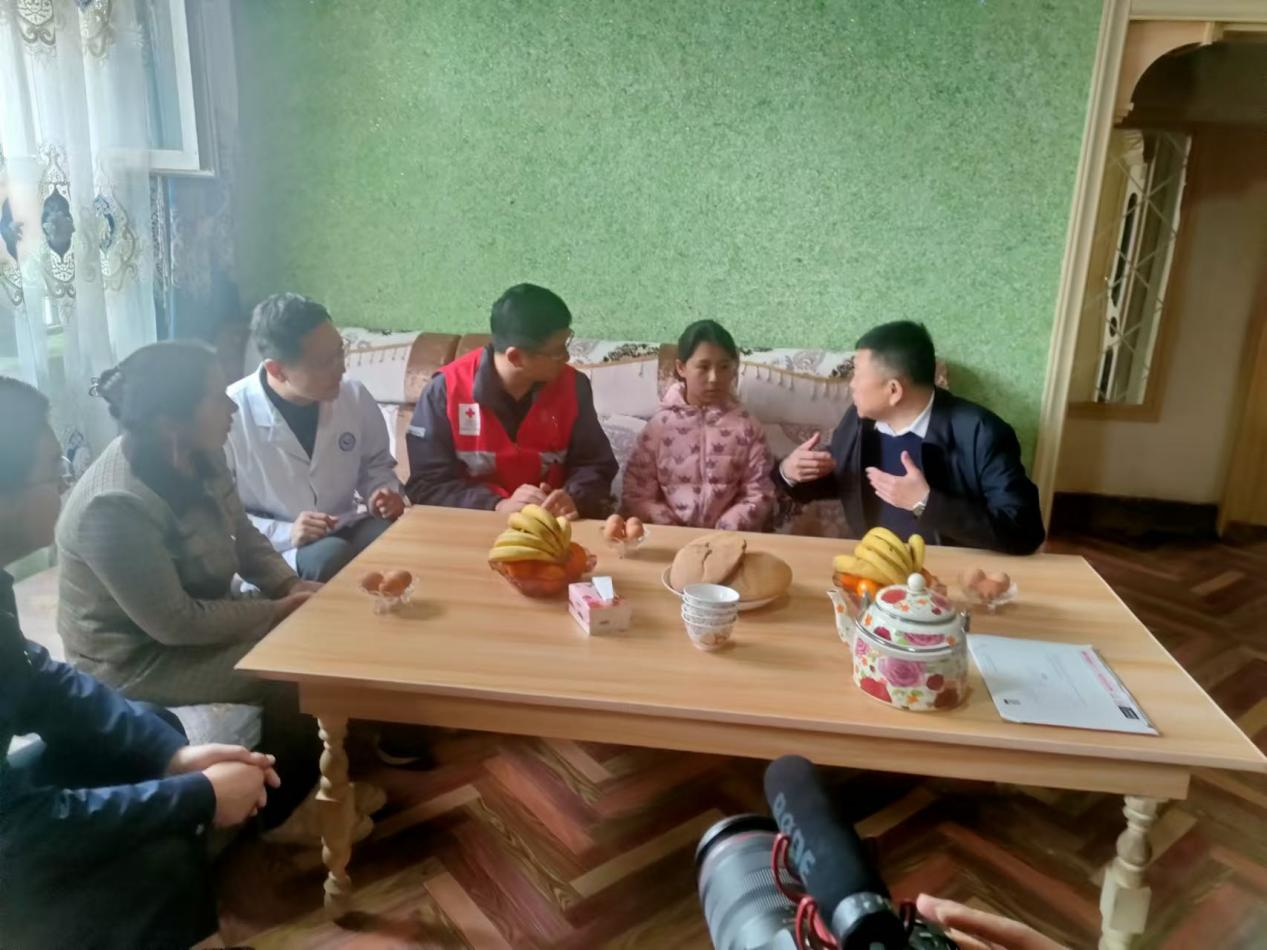 3月24日兵团红十字会专职副会长刘锋回访先心病患儿.png 3月24日兵团红十字会专职副会长刘锋回访先心病患儿.png