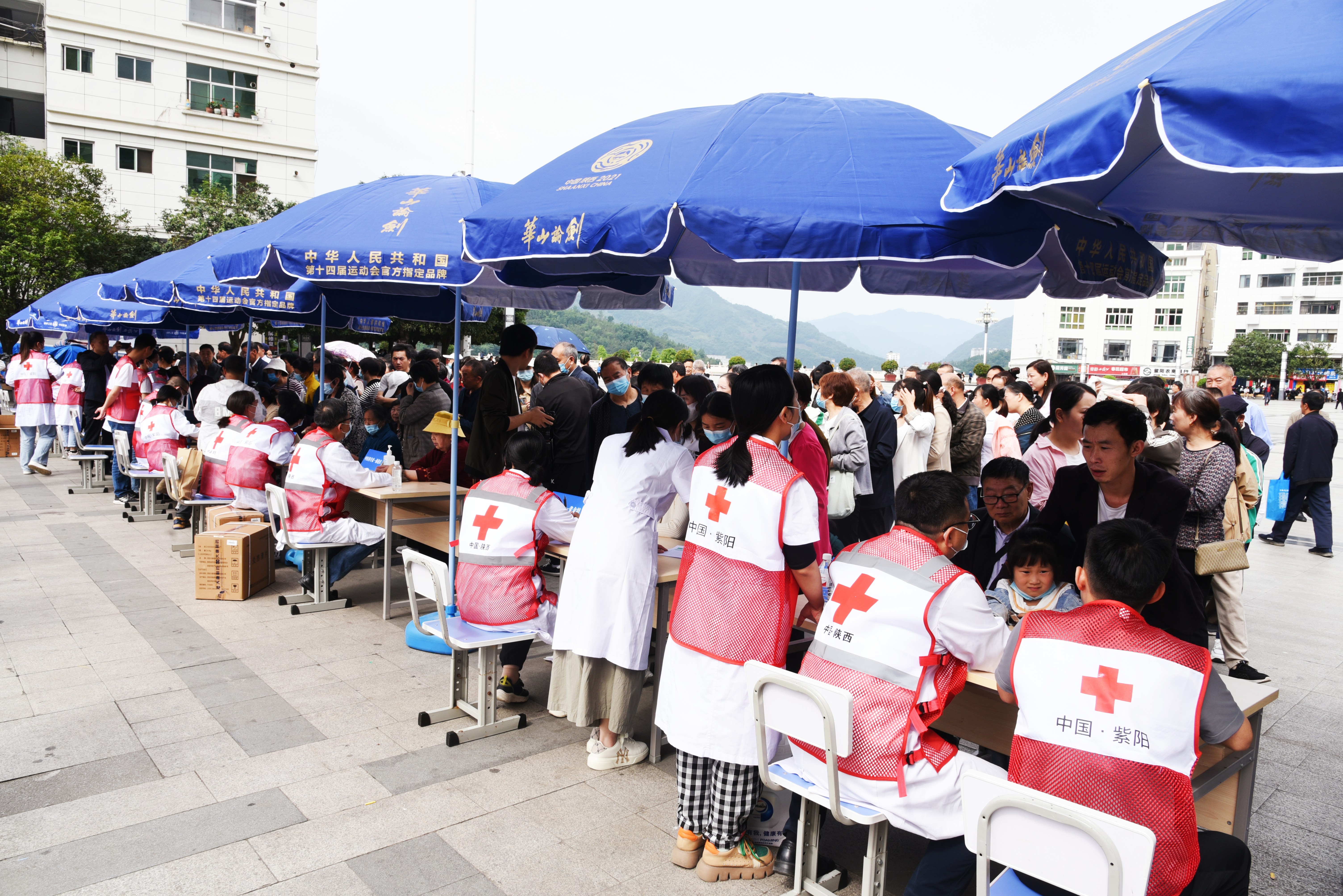 2023年6月7日,陕西省红十字基金会医疗专家委员会在安康紫阳开展“义路健康行”活动.jpg 2023年6月7日,陕西省红十字基金会医疗专家委员会在安康紫阳开展“义路健康行”活动.jpg