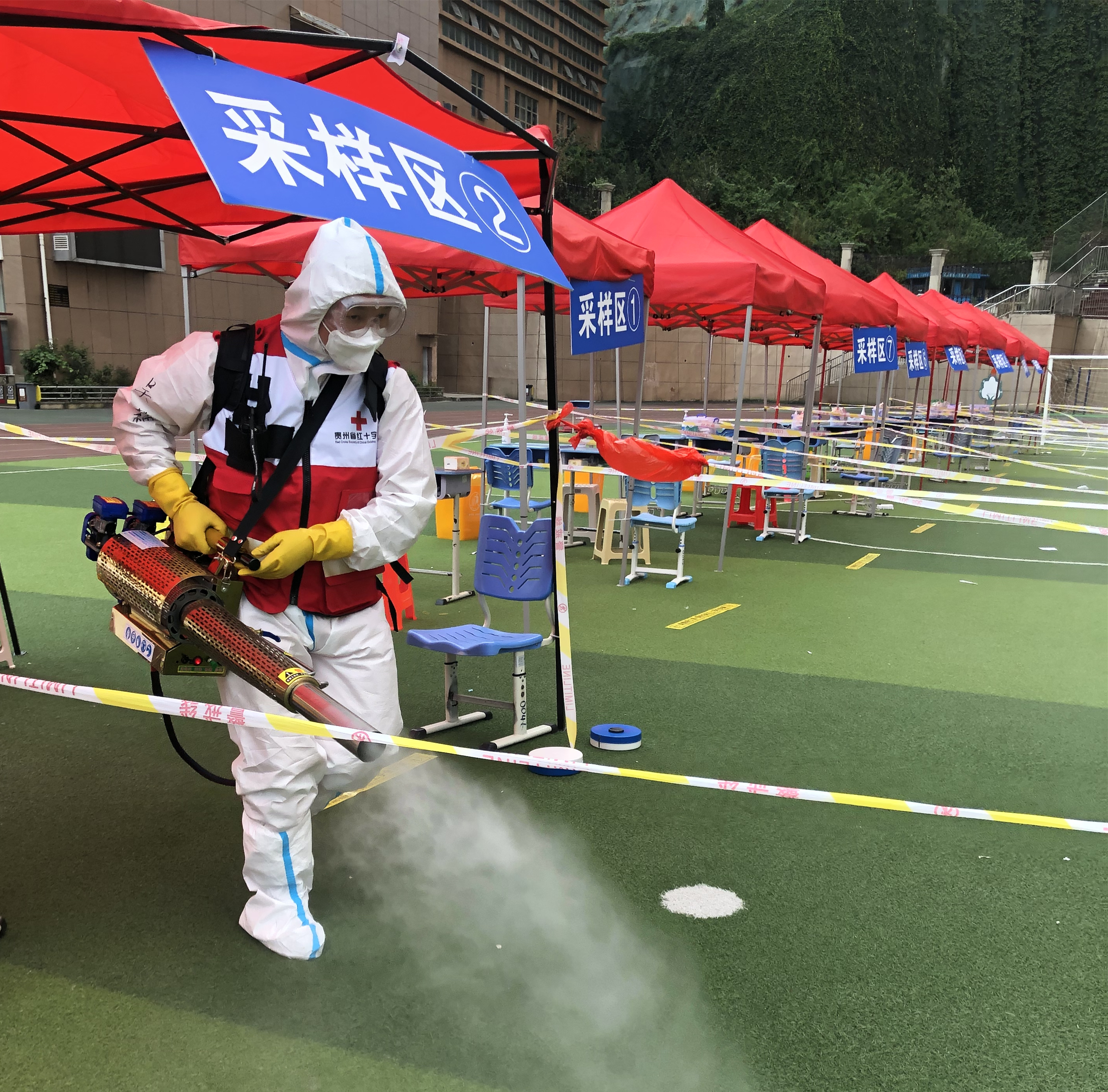 3.2022年疫情期间，贵州省红十字大众卫生救援队在贵阳花果园开展防疫消杀.jpg