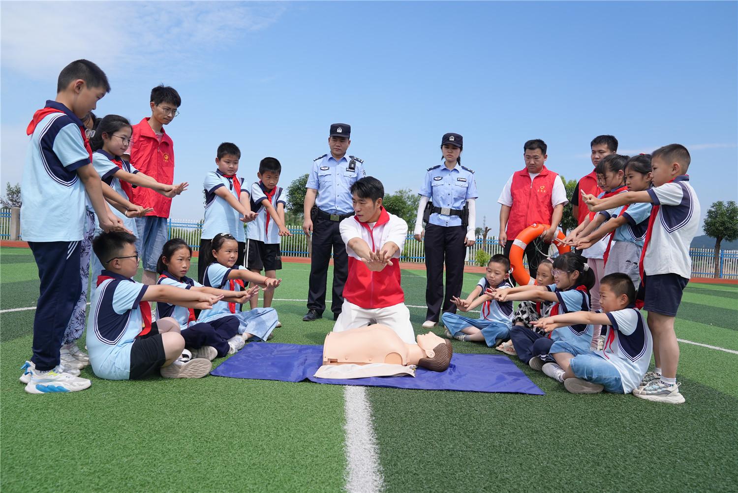 枞阳县红十字志愿者为小学生讲解防溺水.jpg