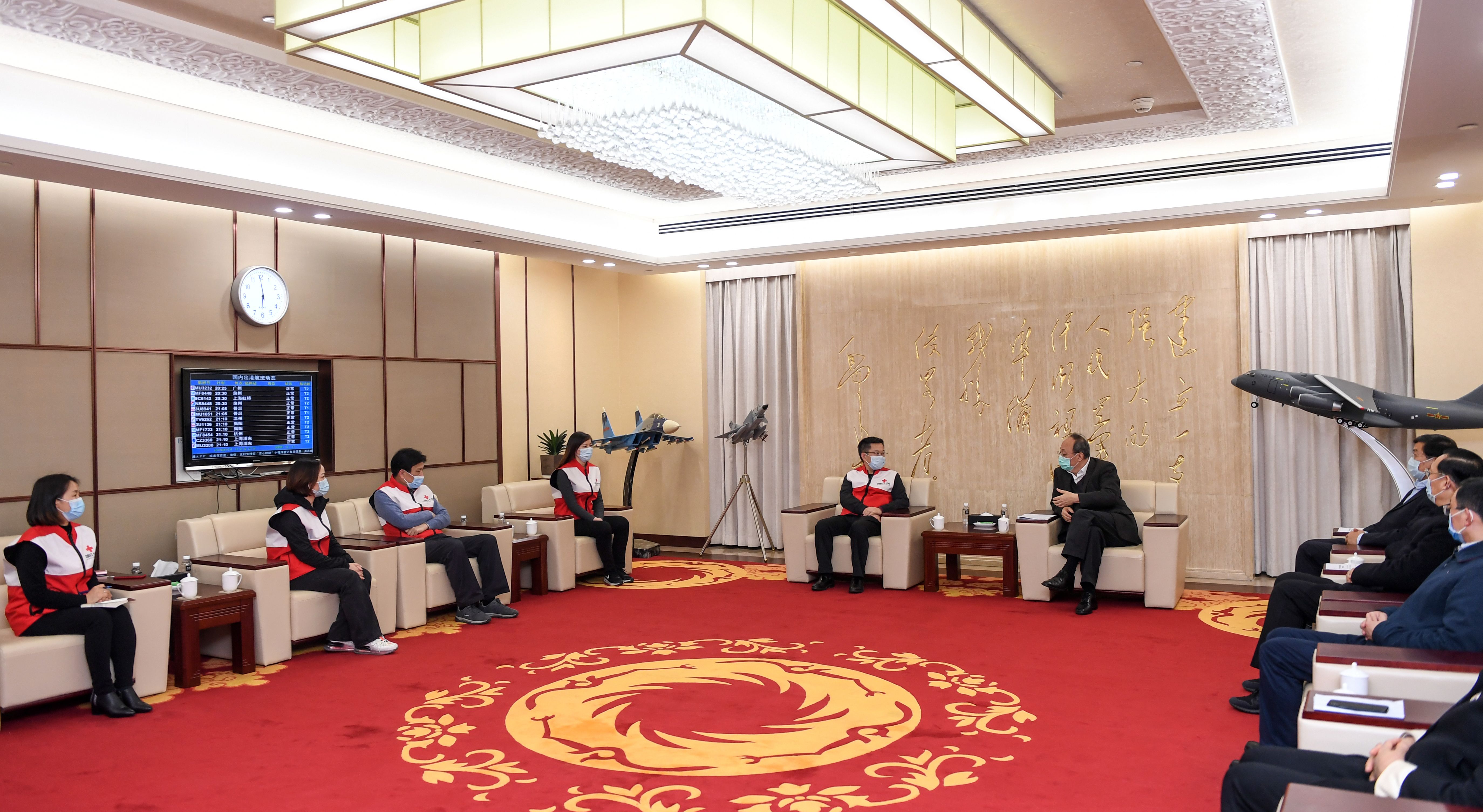 二、2020年3月11日，时任四川省委副书记、省长尹力为首批赴意大利抗疫四川医疗专家组送行。.jpg