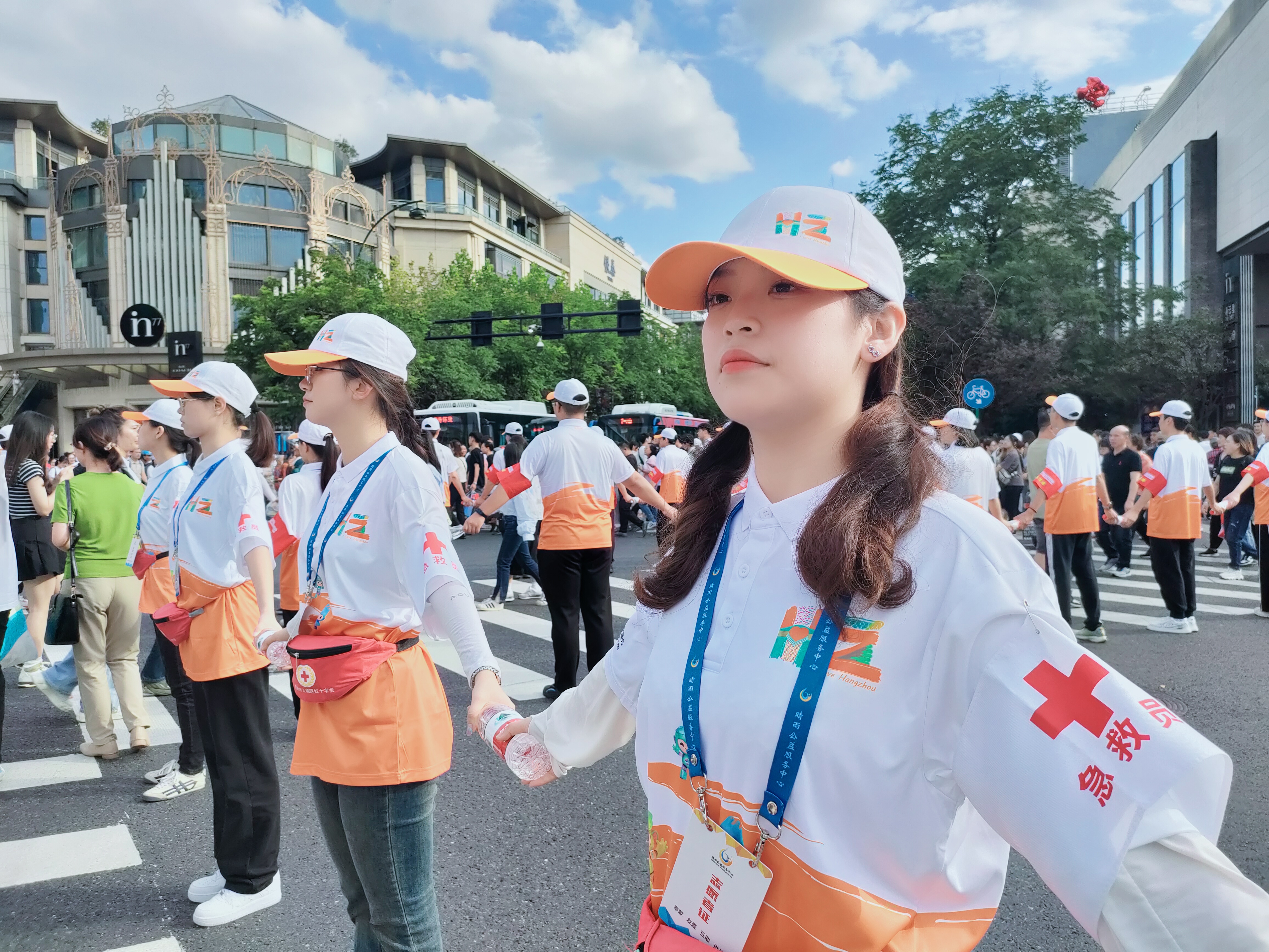 杭州亚运会期间，杭州市上城区晴雨公益服务中心红十字急救侠志愿者积极参与亚运城市侧服务.jpg