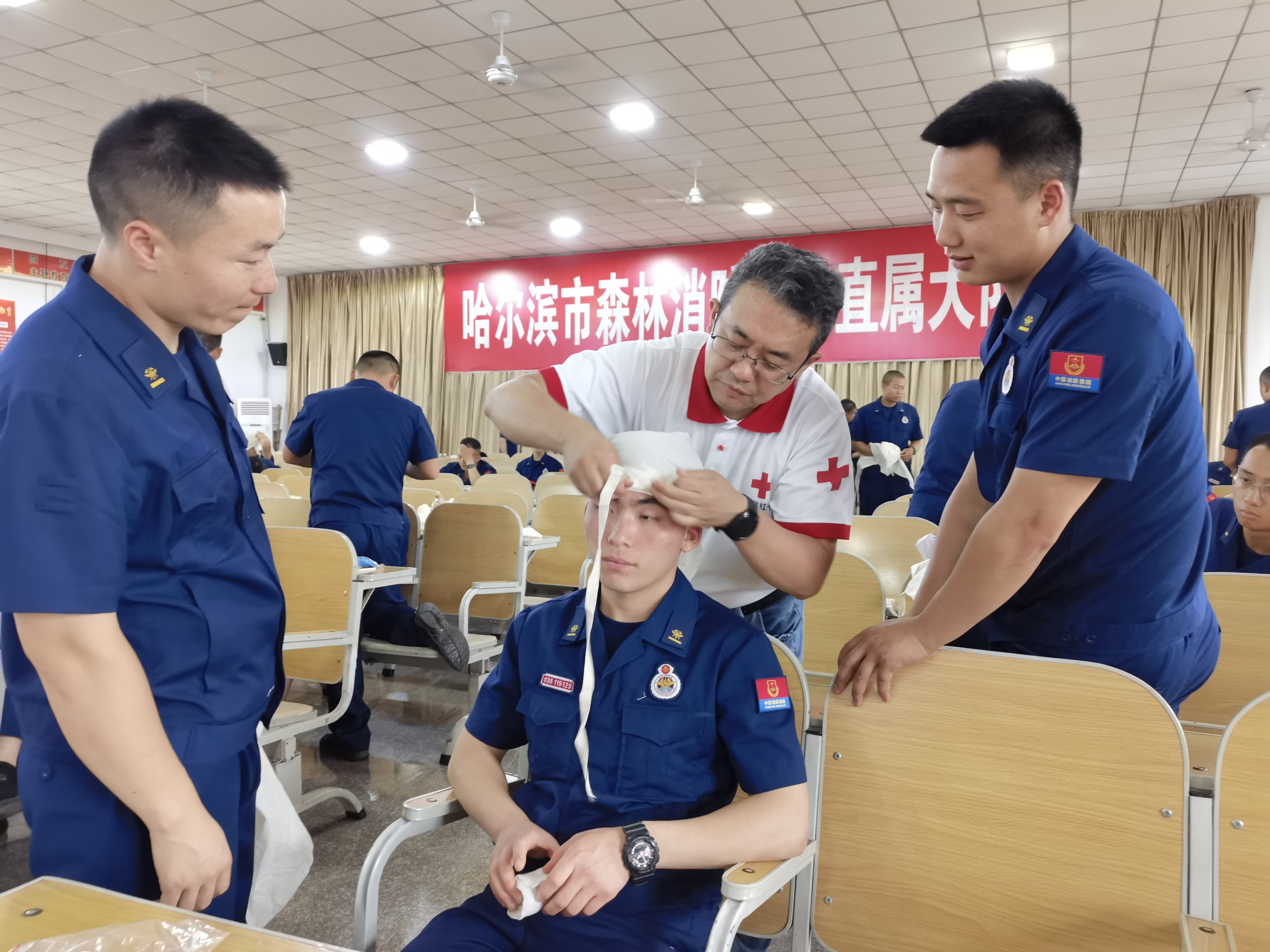 2022年7月1日,省红十字应急救护培训走进省消防救援总队训练与战勤保障支队,来自全省的消防官兵共计300余人参加培训。(2).jpg 2022年7月1日,省红十字应急救护培训走进省消防救援总队训练与战勤保障支队,来自全省的消防官兵共计300余人参加培训。(2).jpg