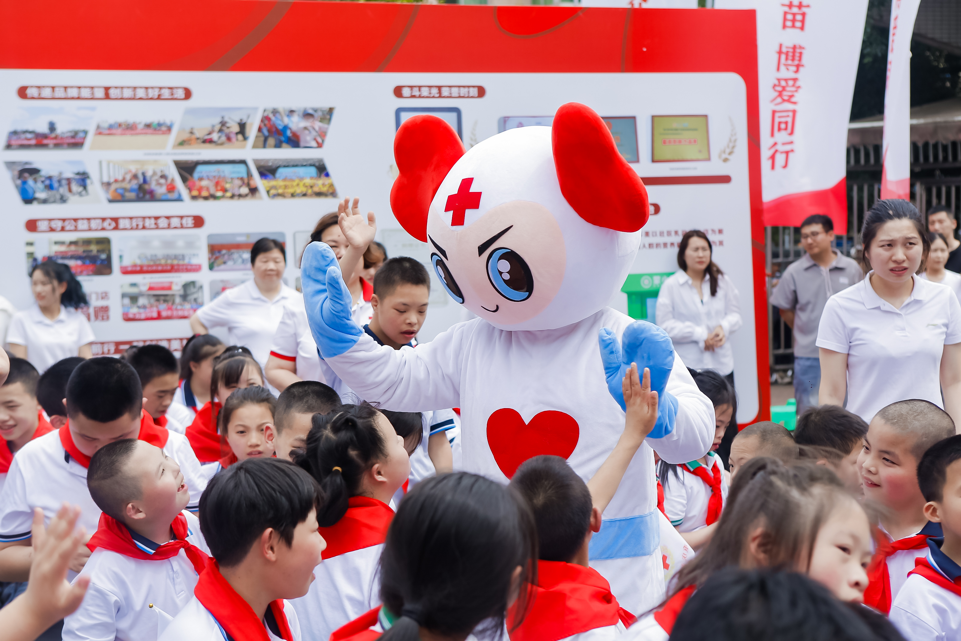 2024年5月8日，重庆市红十字会在涪陵区特殊教育学校开展“悦老护苗 博爱同行”世界红十字日公益活动.JPG