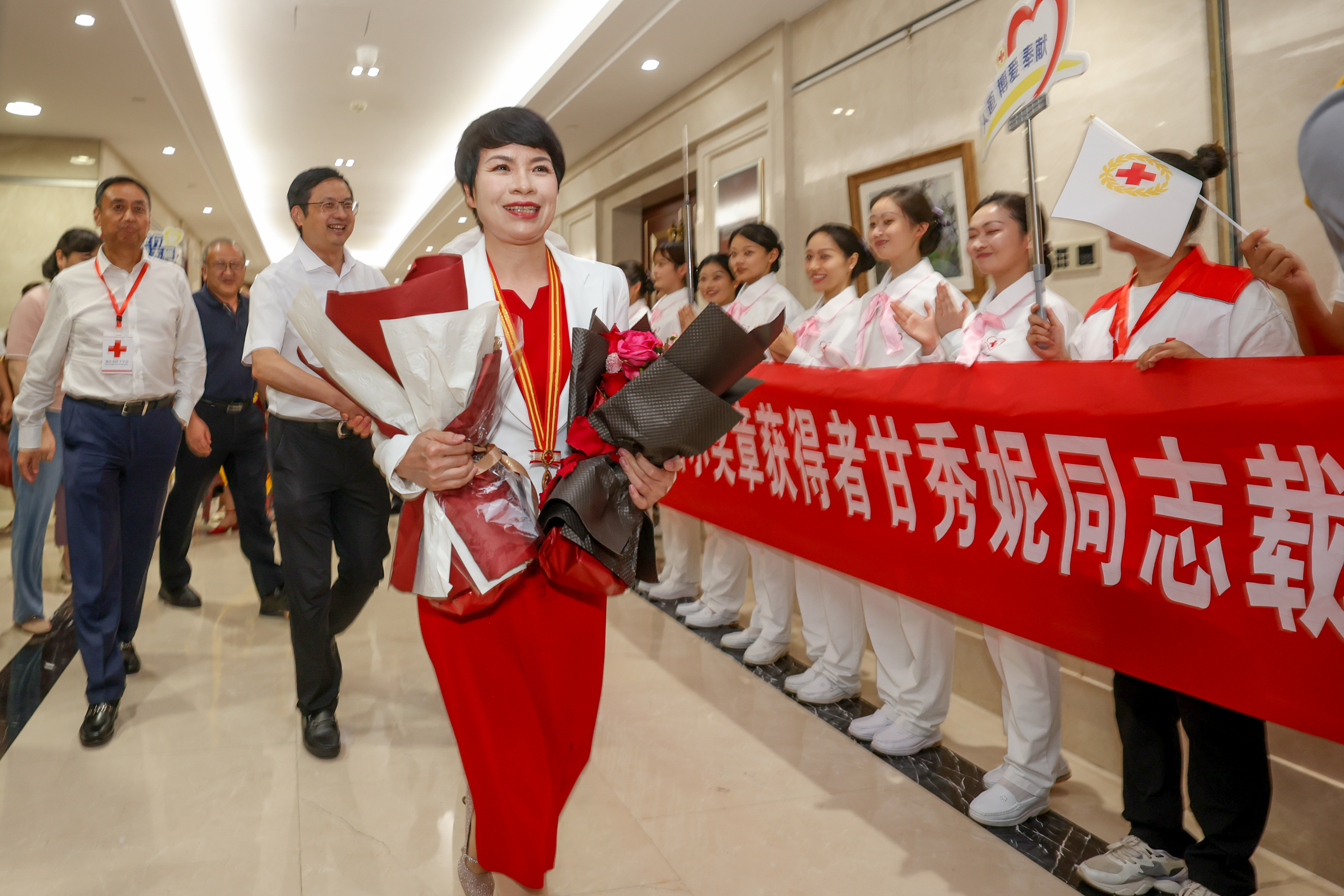 2023年9月5日，第49届南丁格尔奖章获得者、重庆医科大学附属第二医院护理部主任甘秀妮从北京载誉归来，这是时隔8年之后，重庆市地方医疗机构第二位南丁格尔奖章获得者。为此，重庆市卫生健康委、市红十字会、重庆医科大学附属第二医院在江北机场举行了欢迎仪式。.jpg