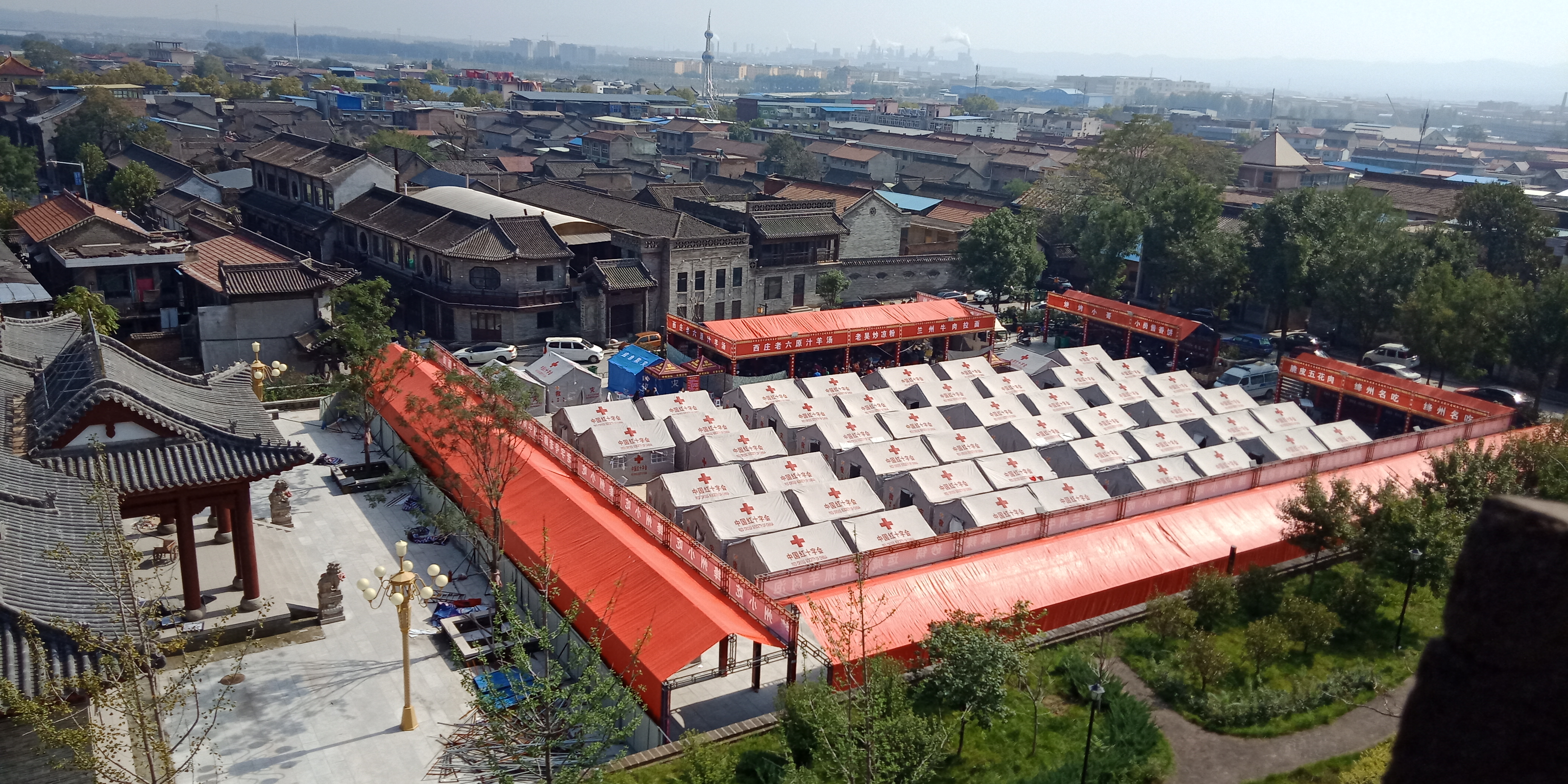3--2021年7月，暴雨灾情期间，中国红十字会总会紧急调运帐篷，为运城受灾群众搭建临时安置点.jpg