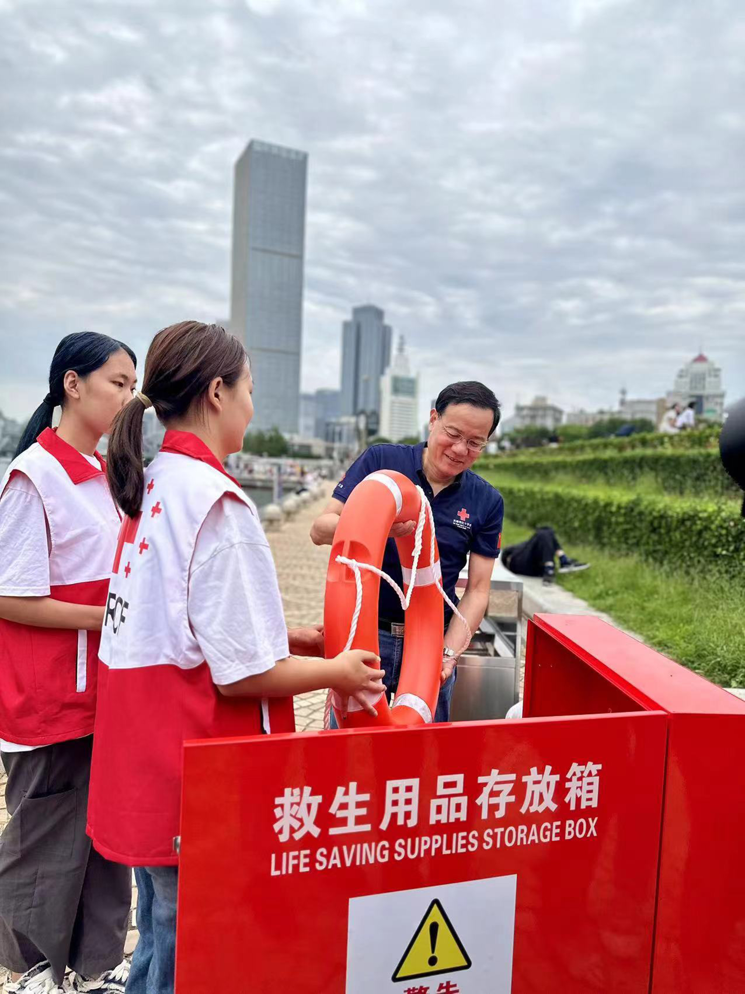 8月26日，天津市红十字会组织参加“海河守护计划”公益专项行动主，在海河两岸铺设40套救生设备，帮助意外溺水人员得到及时救援，为海河两岸的市民和游客提供保障。.jpg