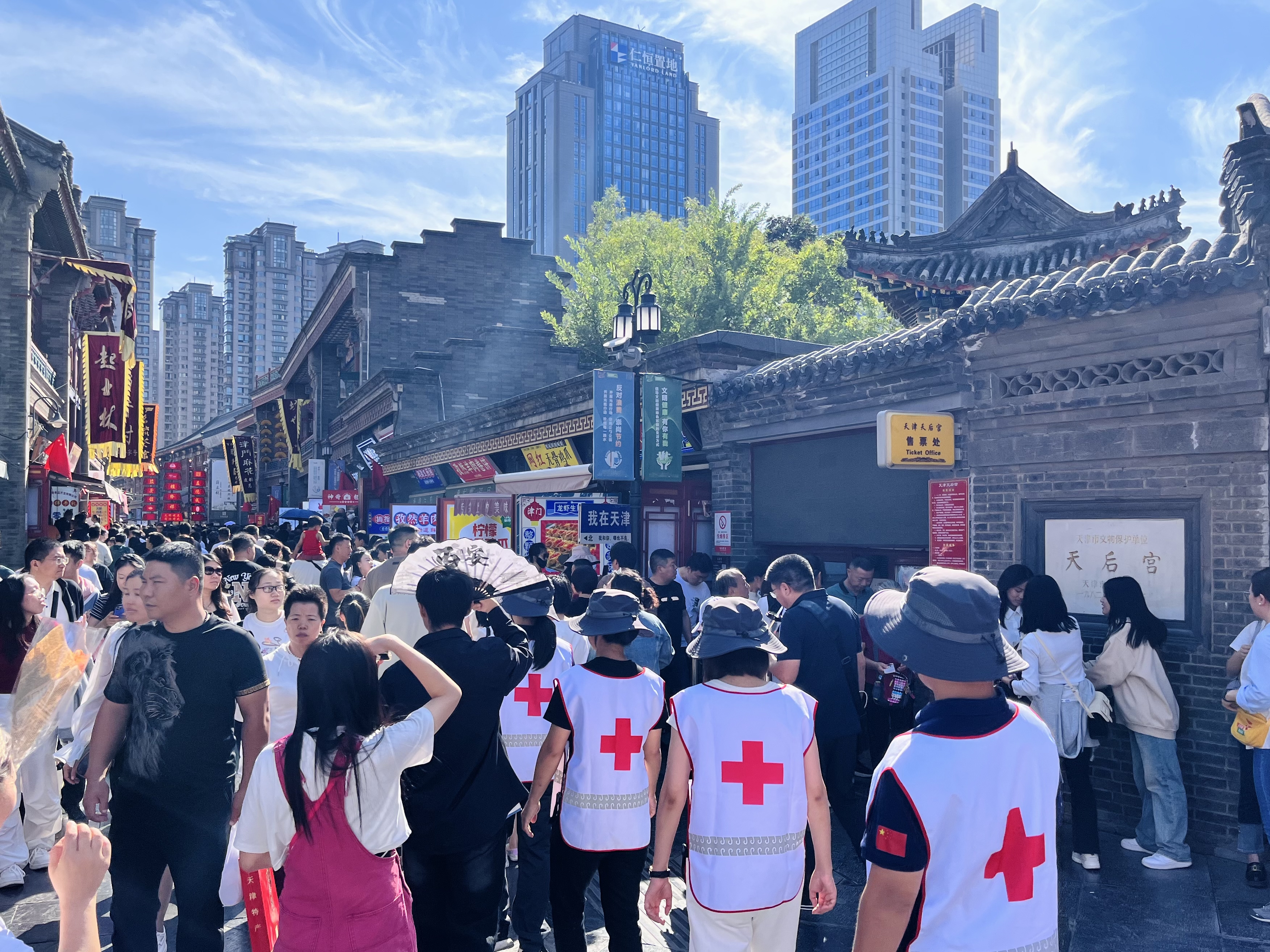 节假日期间，救护员在古文化街5A景区救护站开展志愿服务活动.jpg
