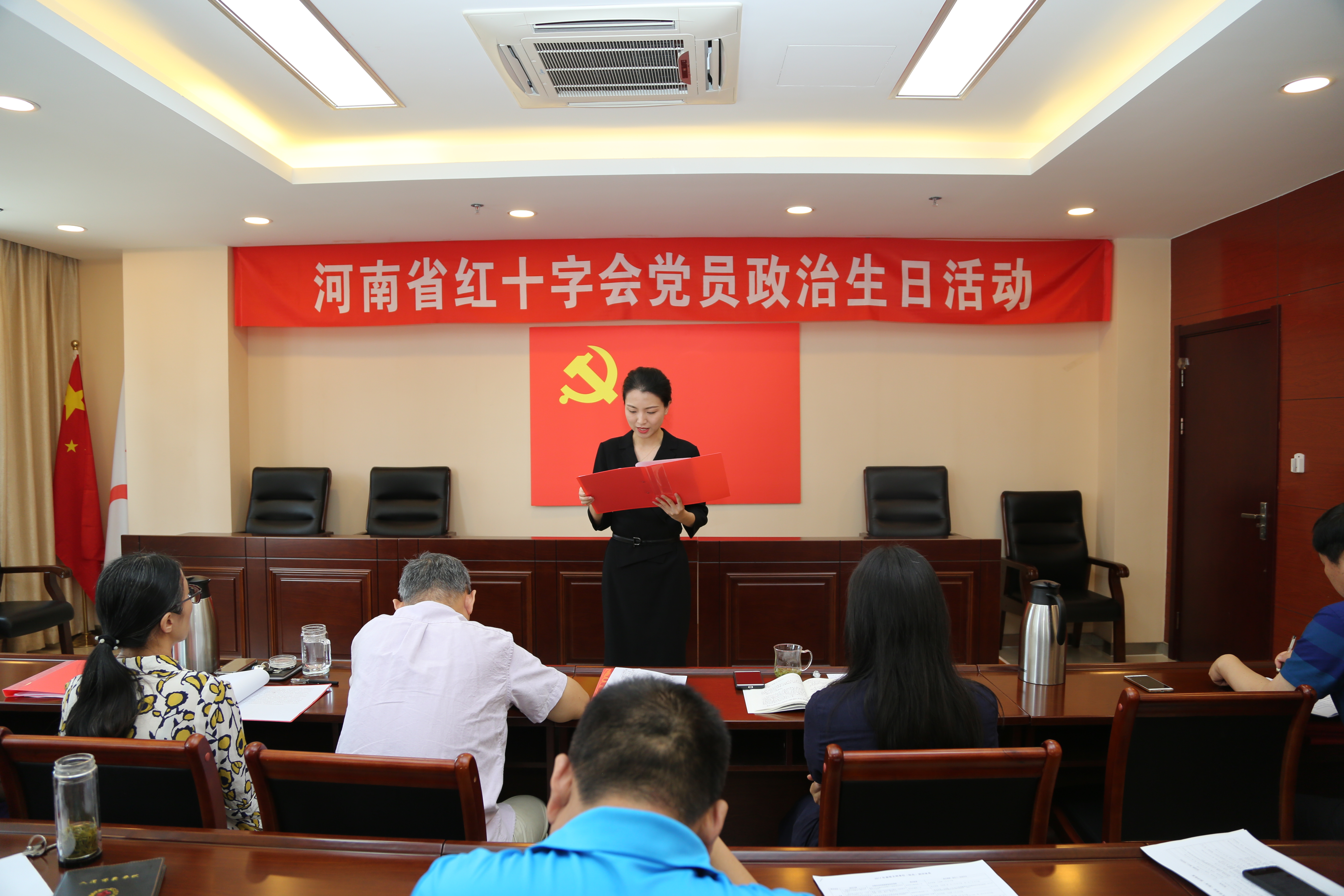 举办党员政治生日活动.JPG