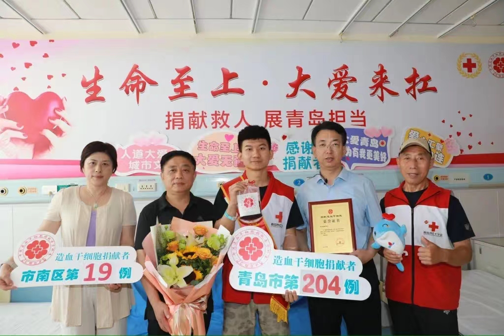 图4 小肖与志愿者合影.jpg 图4 小肖与志愿者合影.jpg