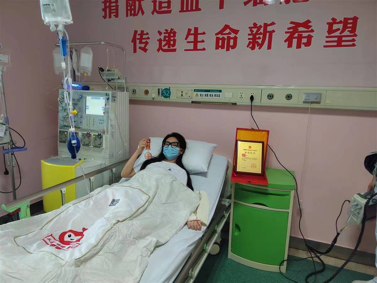 图1 小萧捐献照片.jpg 图1 小萧捐献照片.jpg