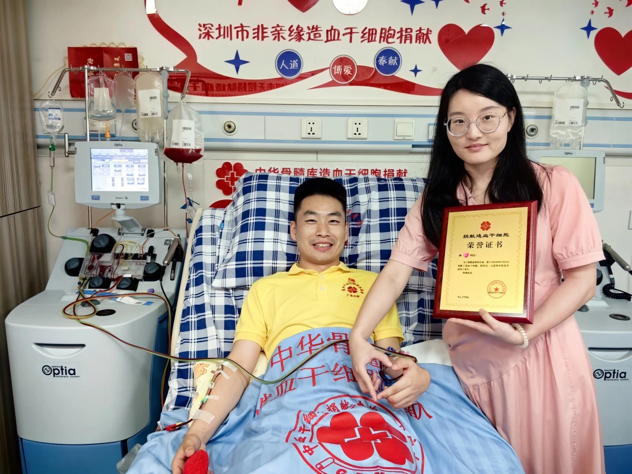 图5 李先生女朋友陪伴捐献照片.jpg 图5 李先生女朋友陪伴捐献照片.jpg